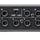 Zadní strana černého rackového audio zařízení s logem TASCAM. Jsou zde vidět USB port, dva XLR konektory (OUT L a OUT R), osm vstupů LINE IN BALANCED…