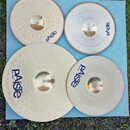 Čtyři mosazné činely různých velikostí položené na modrém podkladu. Všechny mají kmitavý povrch s drobnými jamky a modrý nápis pAiste nebo PAISTE. Ne…