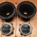Dva černé tubové reproduktory s kruhovým hornem a čtyři montážními otvory. Pod nimi jsou dva magnetické členy s nápisy SICA loudspeakers a MADE IN IT…