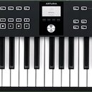Černý MIDI kontrolér s klaviaturní klaviatura. Na levé straně je nápis KEYLAB ESSENTIAL 61 a v horní části uprostřed logo ARTURIA. Přístroj obsahuje…