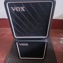 Dvě černé kytarové komba značky VOX s bílým lemováním kolem přední mřížky. Horní kombo je větší a spodní menší, obě mají v horní části mřížky stříbrn…