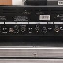 Zadní strana černého kytarového zesilovače značky Laney s nápisem DESIGNED AND ENGINEERED IN THE UK BY LANEY. Na panelu jsou viditelné konektory a ov…