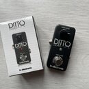 Černý efekt pedál s nápisy LOOP LEVEL, DITTO LOOPER, TRUE BYPASS a tc electronic. Pedál má jeden ovládací knoflík a jeden spínač, povrch je v dobrém…
