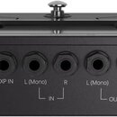 Zadní strana černého elektronického zařízení s několika ovládacími prvky a konektory. Jsou zde viditelné nápisy 9V, MIDI IN, EXP IN, L(Mono), R, L(Mo…