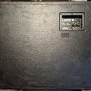 Zadní strana černého kytarového komba potaženého texturovaným vinylen. V pravém horním rohu je ovládací panel s nápisy Laney, Model: C25H, Impedance:…