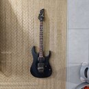 Černá elektrická kytara s tmavým hnedým hmatníkem. Na hlavě je bílý nápis Ibanez. Kytara má dva humbuckery a fixační most. Povrch lakovaného těla je…