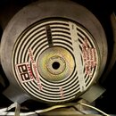 Fotografie znázorňuje reproduktor s černobílým kruhovým vzorem na membráně. Na bílém štítku je červenobílé logo s nápisem CRAAFT a text high technolo…