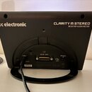 Zadní strana černého přístroje s nápisy tc electronic a CLARITY M STEREO DESKTOP AUDIO METER. V dolní části jsou konektory s popisky AES IN + GPIO a…