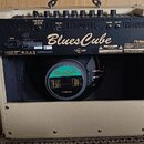 Zadní strana kytarového komba v béžovém potahu. Na černé zadní desce je bílý nápis BluesCube, Tube Logic a značka Roland. V horní části jsou ovládací…