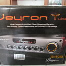Černý karton s produktem Bugera Veyron Tube. Na krabici je nápis „Veyron Tube“ a text „Ultra-Compact 2,000-Watt Class-D Bass Amplifier with Tube Prea…
