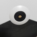 Elektronický činel v černo-bílem provedení s koncentrickými drážkami na povrchu. V horní bílé části je vyražen nápis Roland. Uprostřed se nachází čer…