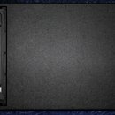 Černý reproduktor s texturovaným povrchem. Na zadním panelu je ovládací sekce s knoflíky a nápisy, uprostřed vertikální žebrování s logem "Electro-Vo…
