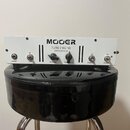 Bílý kytarový koncový zesilovač s nápisy MOOER, TUBE ENGINE a 20W POWERAMP. Přední panel obsahuje vstup INPUT, přepínač HI/LOW, otočný ovladač MASTER…