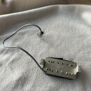 Kytarový snímač s kovovým krytem a připojeným šedým kabelem. Na povrchu je vyražen nápis „dimarzio“ a pod ním slovo „USB“. Snímač má zlaté póly a je…