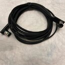 Černý kabel s vícepinovými konektory na obou koncích. Kabel je svinutý do kruhu a zajištěn černým stahovacím páskem. Na povrchu kabelu nejsou viditel…