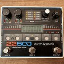 Bílý efekt pedál s černým spodním panelem a nápisy 22500, electro-harmonix a dual stereo looper. Zařízení má tři stomečové spínače označené LOOP A, L…