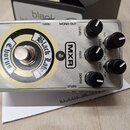 Stříbrný kytarový efekt s nápisy MXR a Black Label Chorus. Na horní straně jsou čtyři černé otočné knoflíky s popisky LEVEL, RATE, DEPTH a dvěma přep…