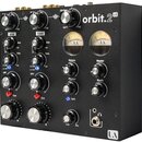 Černý mixážní pult s nápisem orbit.2 LE. Zařízení má dva identické vstupní kanály označené one a two, vybavené knoflíky pro Trim, HPF a Cue, s přepín…