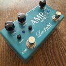 Kytarový efekt pedál v tyrkysovém provedení s kovovým šasi. Na horní straně jsou nápisy AMP™ ELEVEN a Lovepedal CUSTOM EFFECTS. Zařízení má pět černý…