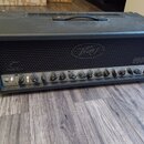 Černý kytarový zesilovač v texturovaném obalu s madlem na horní straně. Na přední mřížce je viditelné logo Peavey. Ovládací panel obsahuje řadu knofl…