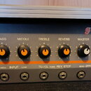 Kytarový zesilovač s nápisem VM 30 a guitar amp. Přední panel obsahuje ovládací knofíky TUBE DRIVE, VOLUME, BASS, MIDDLE, TREBLE, REVERB a MASTER, př…