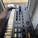 Černý sekvenční syntezátor s nápisem KORG a modelem volca beats. Zařízení obsahuje řadu ovládacích prvků, včetně otočných knoflíků a bílých tlačítek.…