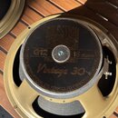 Fotografie zobrazuje reproduktor v zlatavém kovovém rámu. Na středové štítku je uveden nápis CELESTION, model G12 Vintage 30 a impedance 16 ohms. Po…