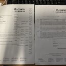 Fotografie zobrazuje dvě strany faktury od společnosti thomann. Dokumenty obsahují seznamy produktů, jejich množství a ceny, včetně položek jako bate…