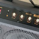 Černý kytarový kombo zesilovač s nápisem DA-30 a logem JOYO. Na ovládacím panelu se nachází červený vypínač POWER, symbol Bluetooth a čtyři otočné kn…