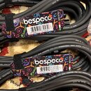 Dvě cívky černých kabelů s papírovými štítky značky bespeco. Štítky mají barevné grafické vzory a nápisy MADE IN ITALY spolu s italskou vlajkou. Na h…