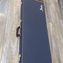 Tmavě modrý obal na hudební nástroj s hnědými koženými okraji a rukojetí. V horní části je zlatým nápisem logo Fender. Obal má zlaté zapínací zámky a…