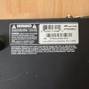 Fotografie zachycuje zadní štítkovou část černého hudebního zařízení. Na bílém štítku je viditelné logo Ampeg a označení modelu PF500EU. Je zde uvede…