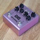 Fialový efekt pedál s kovovým šasi. Na horní ploše je nápis DIG dual digital delay a logo strymon. Pedál obsahuje pět černých otočných ovladačů s pop…
