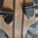 Detail zadní strany hlavy nástroje z vícevrstvého světlého a tmavého dřeva. Na povrchu je vyryto sériové číslo E09070683 a nápis Made in Korea. Jsou…