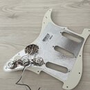 Bílá pickguard pro elektrickou kytaru s nalepenou stříbrnou hliníkovou vrstvou. Je na ní namontována elektronika s třemi potenciometry a jedním přepí…
