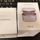 Dvě bílé krabičky od bezdrátových sluchátek. Na levé krabici je nápis Bowers & Wilkins, na pravé jsou stejný nápis a označení modelu Pi5 S2 spolu s o…