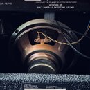 Fotografie zachycuje zadní část reproduktoru v černém skříňovém rámu. Na horní části je logo Peavey a nápis A PRODUCT OF PEAVEY ELECTRONICS CORP. MER…