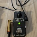 Černý kytarový pedál s nápisy DITTO a LOOPER. Ve spodní části je logo tc electronic® a text true bypass nad stříbrným spínacím tlačítkem. Zařízení je…