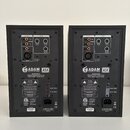Zadní strana dvou černých studiových monitorů. Na obou je vidět logo ADAM PROFESSIONAL AUDIO a označení modelu A5X. Jsou zde různé vstupy, ovládací p…