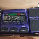 Fialový vokálový procesor s nápisy VOCAL 300 a VOCAL EFFECTS PROCESSOR. Zařízení obsahuje ovládací panel s různými přepínači, knoflíky a digitální di…