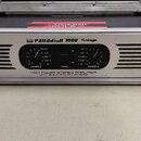 Stříbrný rackový stereo zesilovač v transportním kufru. Na horním panelu je nápis „DAR AUDIO Palladuum 1600 Vintage“ a v dolní části text „HIGH POWER…