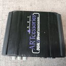 Černý obdélníkový box z plastu s texturovaným povrchem. Na horní straně je bílý a fialový nápis ARTcessories TM DUAL Z Direct Dual Channel Passive Di…