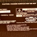 Fotografie zachycuje zadní štítku zesilovače s nápisem CAUTION: CHASSIS SURFACE MAY BE HOT. Je zde uveden Model No. AC30S1 a sériové číslo Q07-001478…