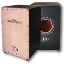 Dvě cajon boxy z dřeva, jeden v přírodním světlém provedení a druhý v černém. Na světlém cajonu je v horní části vyřezávaný ornament a ve spodní část…