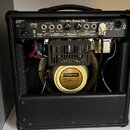Zadní strana kytarového komba v černém vinylovém potahu s otevřeným zadním panelem. Na horním ovládacím panelu je nápis MESA/BOOGIE a logo MESA. V in…