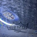 Detail průhledné bubnové skins s nápisem REMO v koruně a textem EMPEROR CLEAR. Povrch je výrazně opotřebovaný, s mnoha viditelnými škrábanci a stopam…