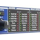Modrý rackový efektový procesor s nápisem lexicon MX200 Dual Reverb Effects Processor. Přední panel obsahuje několik otočných ovladačů, tlačítka a LE…