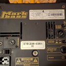 Zadní strana černého komba s logem Markbass. Na štítku je uveden model Marca Milli CMD 101 Micro Bass, S/N M1M03069 a datum 05-2022. Zařízení má přep…