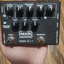 Černý kytarový pedál s nápisy MXR, BASSINNOVATIONS a bass d.i.+. Zařízení má osm černých otočných ovladačů s popisky CLEAN VOLUME, VOLUME, DISTORTION…