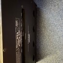 Zadní strana černého kytarového reproduktoru. Na zadním panelu je bílý štítek s logem Marshall a nápisem MODEL: MG102C. Vedle něj je vidět logo MARQU…